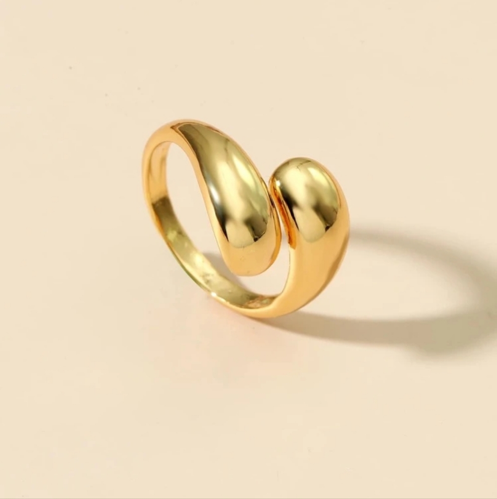 Gold Ring - Picture 2 of 5